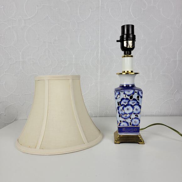 Vintage Porcelain Table Lamp Blue White Floral Scalloped Ginger Jar Brass Base - Picture 7 of 16